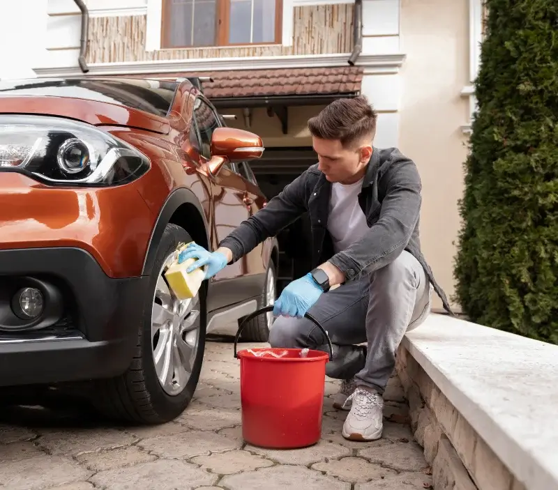 Lavage auto à domicile Saint-Laurent-de-Mure : professionnel intervenant sur un véhicule